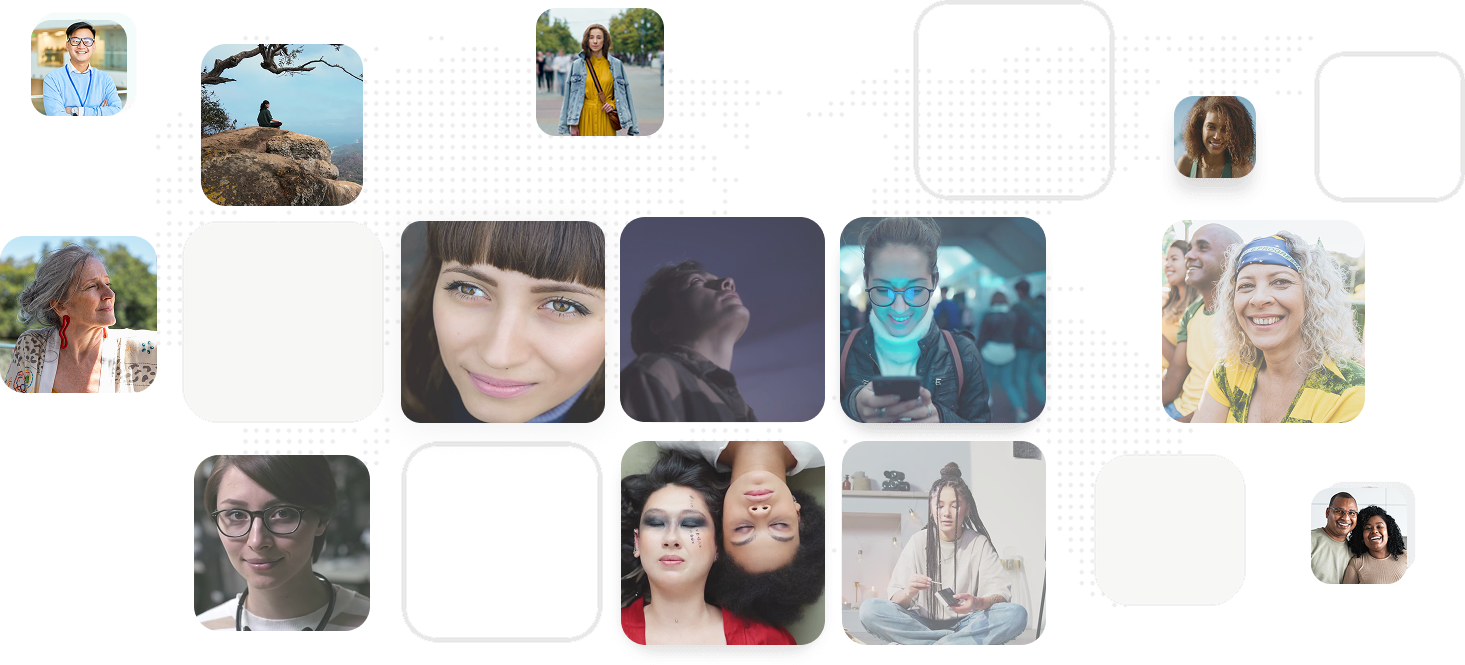 Eine Gruppe von Leuten, die gemeinsam auf ein Smartphone schauen